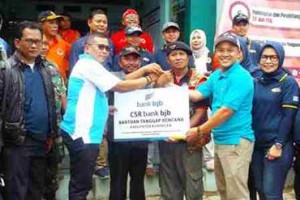 Pimpinan BJB Kuningan saat menyalurkan dana CSR untuk korbanbencana.